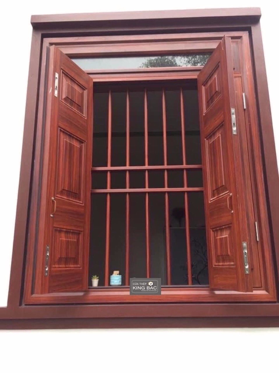 Cửa sổ thép vân gỗ ô thoáng kính