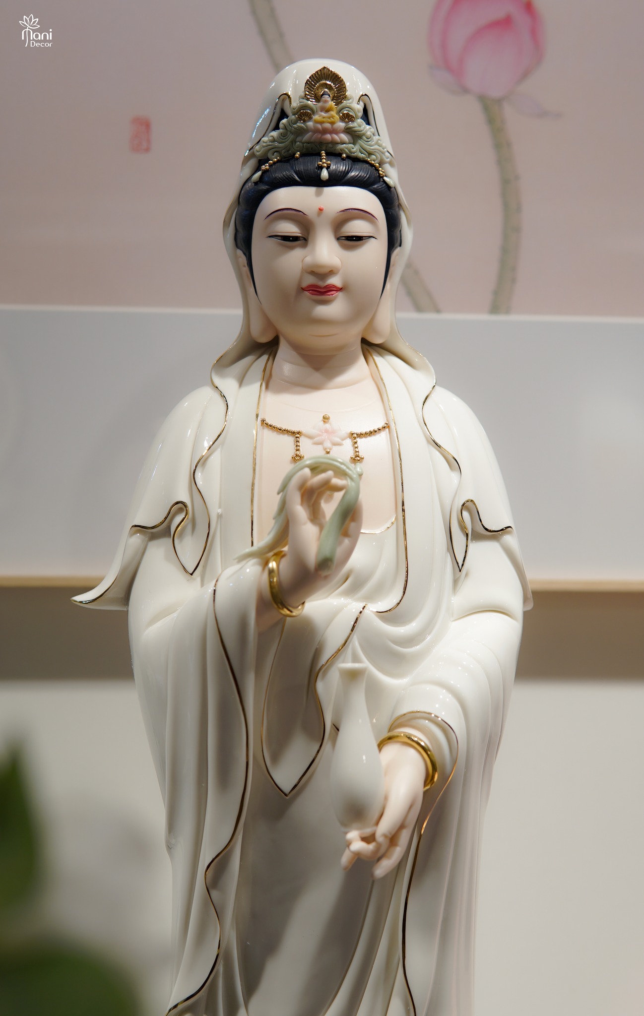 Quan Âm Bồ Tát đứng