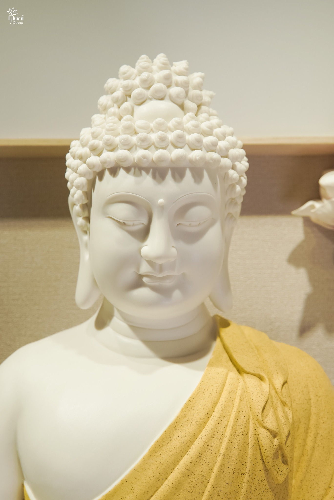 Đức Phật Thích Ca gốm vàng