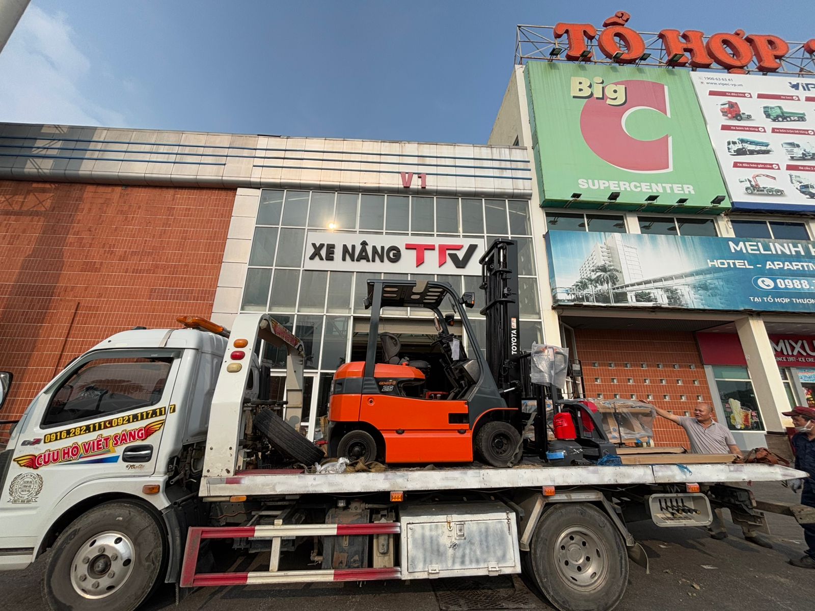 Cách Toyota thiết kế xe nâng điện tối ưu cho kho chật hẹp