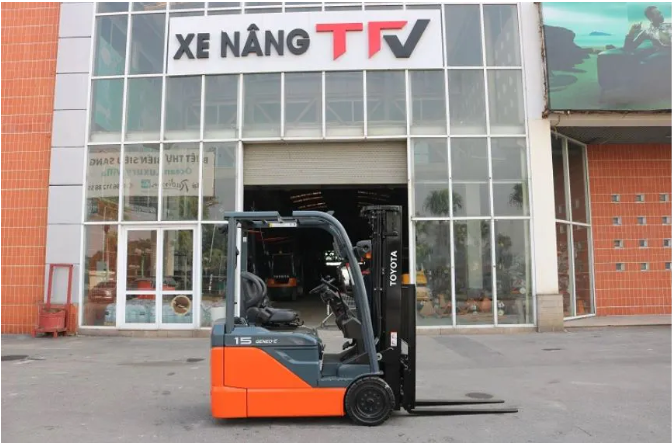 So Sánh Xe Nâng Dầu Và Xe Nâng Điện Toyota