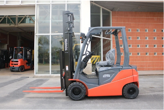 Thuê xe nâng điện Toyota