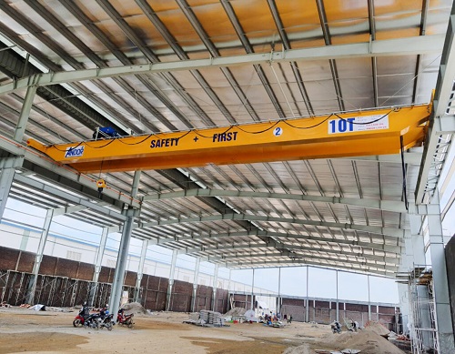 Xe nâng hàng và cầu trục ? Nên chọn loại nào cho doanh nghiệp của bạn ?