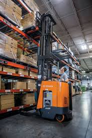 Xe nâng reach truck là gì? Ưu và nhược điểm