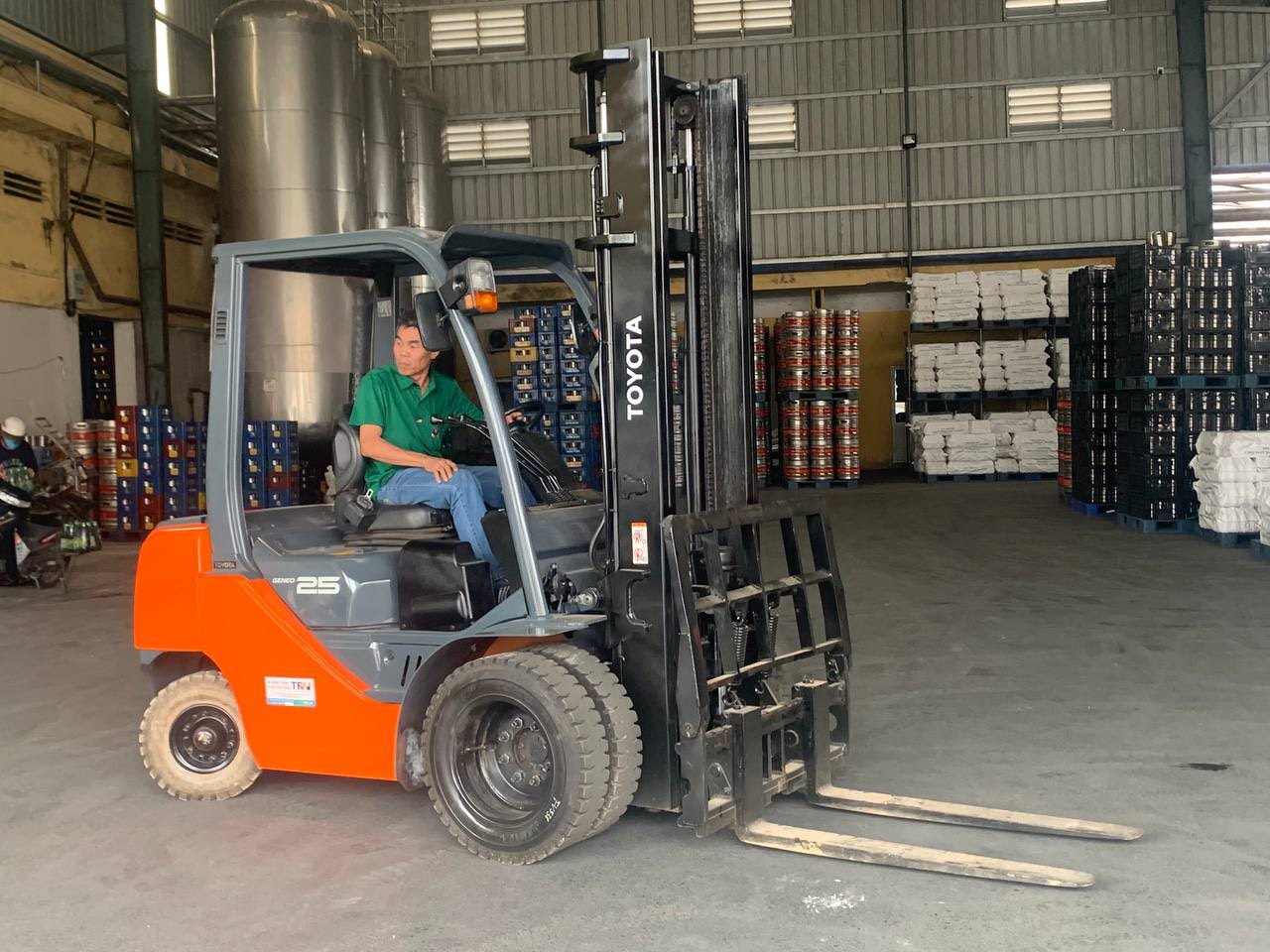 Các nguy hiểm cho tài xế xe nâng khi ngồi quá lâu mà không vận động
