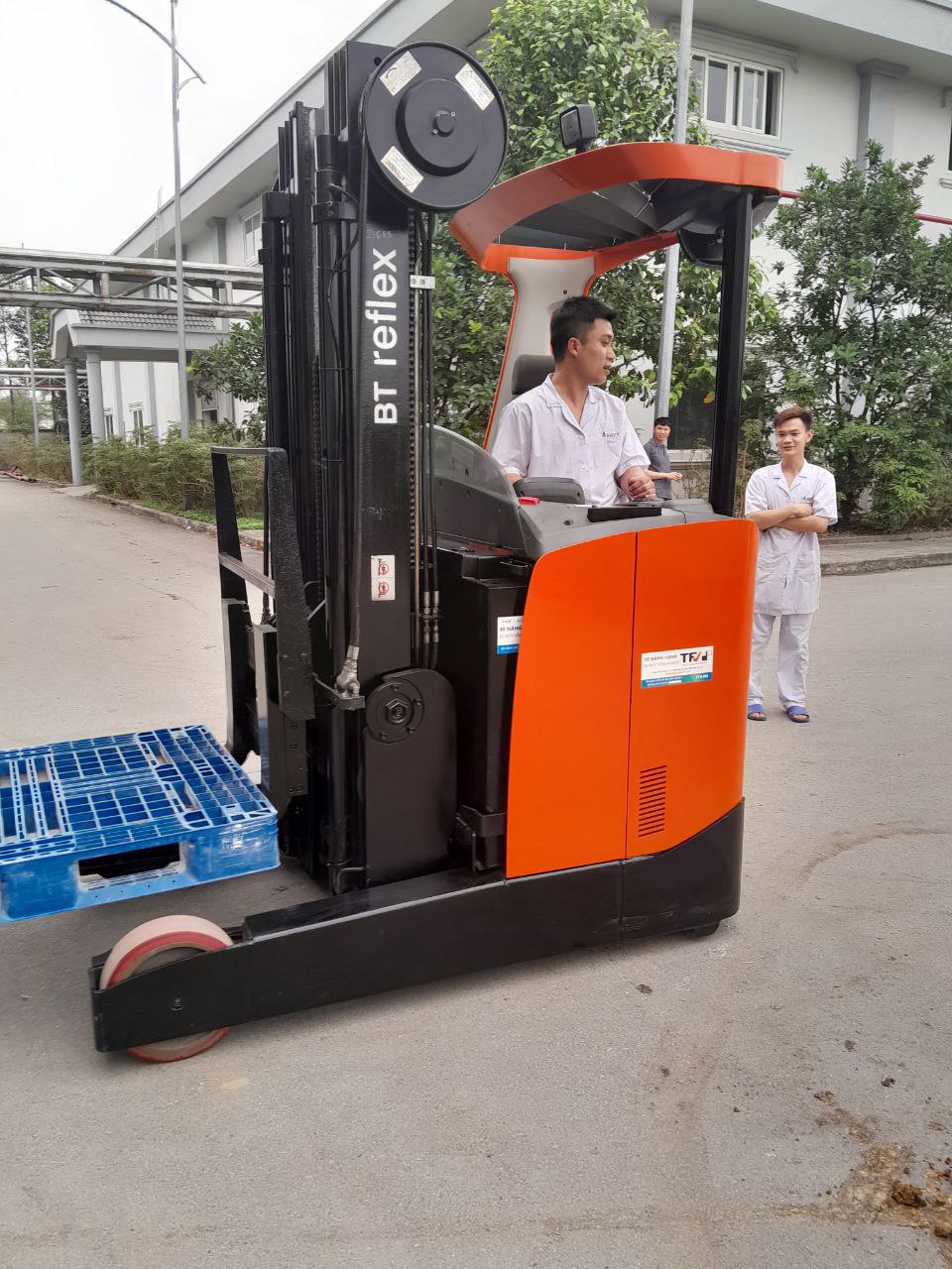 Những dòng xe nâng hàng được sử dụng phổ biến trong nhà kho