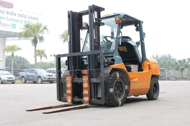 Xe nâng dầu thương hiệu TOYOTA 