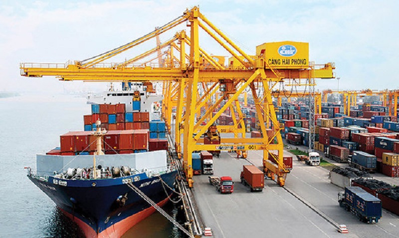 Xe nâng hàng làm việc tại cảng hải phòng