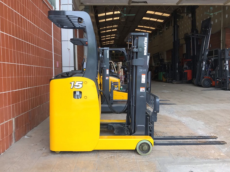 Xe nâng điện Reach truck thương hiệu Komatsu