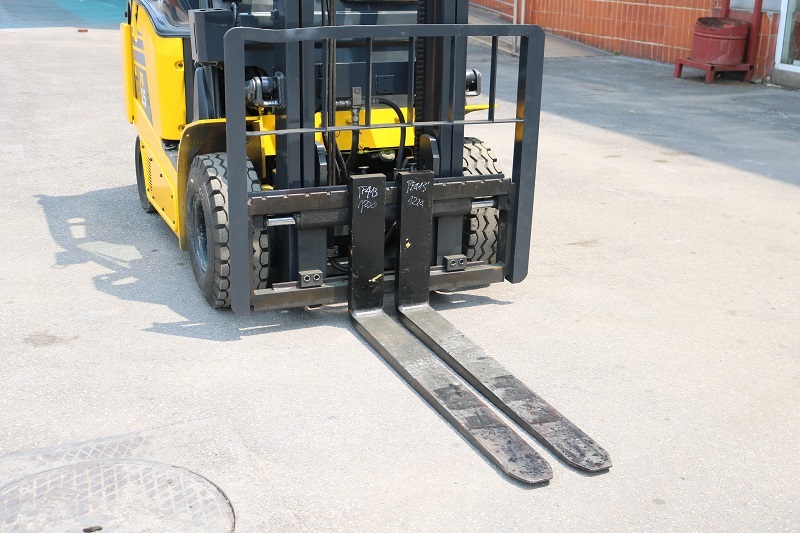 Xe nâng điện Komatsu được lắp Side Shift