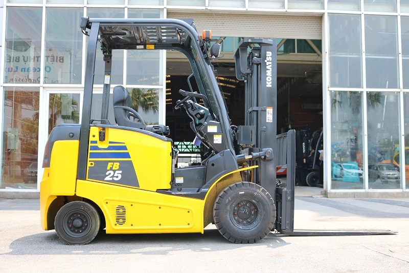 Xe nâng điện ngồi lái thương hiệu Komatsu