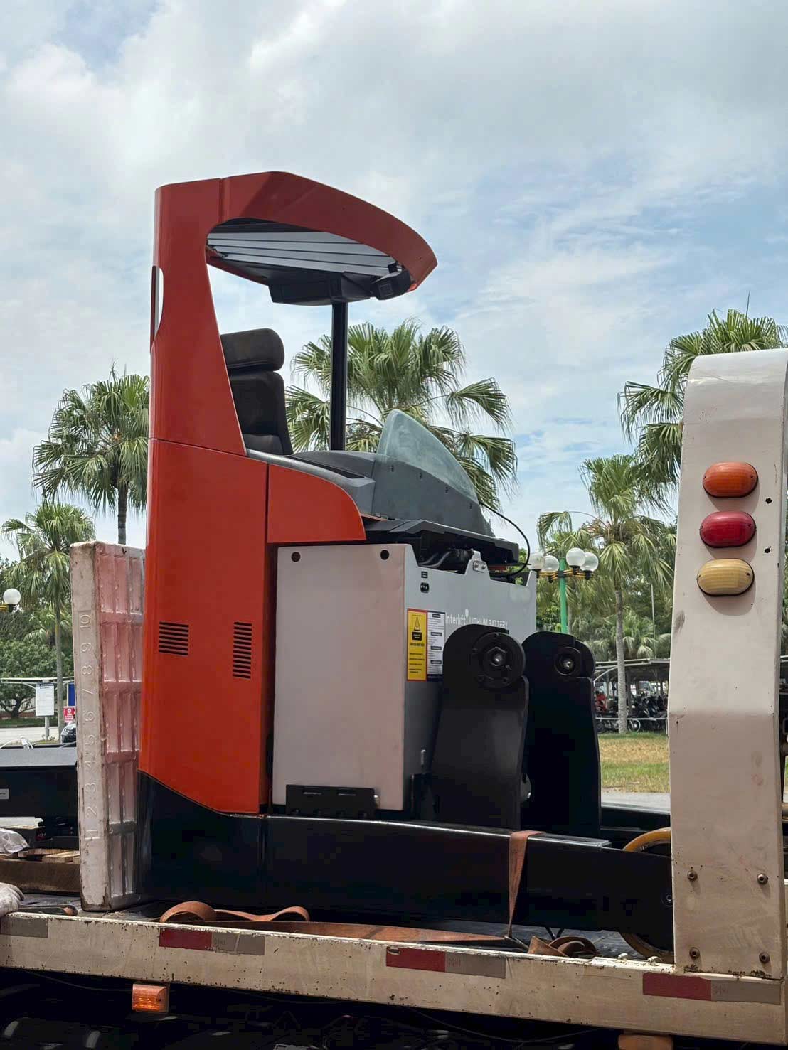 Pin lithium hiệu Interlift trên xe nâng Reach Truck BT