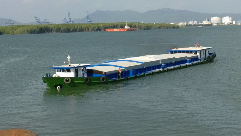 Xà lan vận chuyển hàng tại cảng