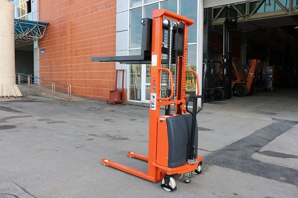 Xe nâng hàng bán tự động 1.5 tấn Semi Stacker hiệu EP Interlift