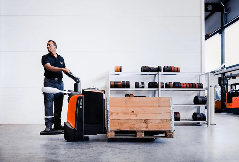 Xe nâng tay điện có sàn nâng BT Levio 2.2t Powered Pallet Truck with Platform Toyota