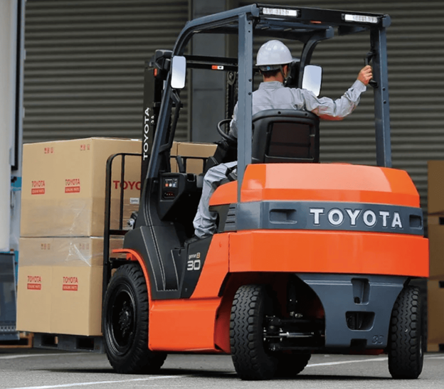 Xe nâng điện Toyota trong kho - minh họa dòng xe nâng điện cho nhà xưởng