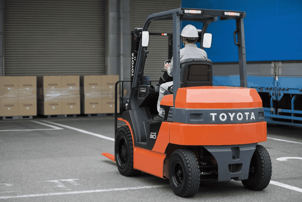 Xe nâng điện Toyota phù hợp kho trong nhà cần vận hành êm và sạch