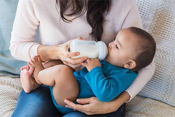 Sữa mẹ nguồn cung cấp năng lượng chính cho trẻ