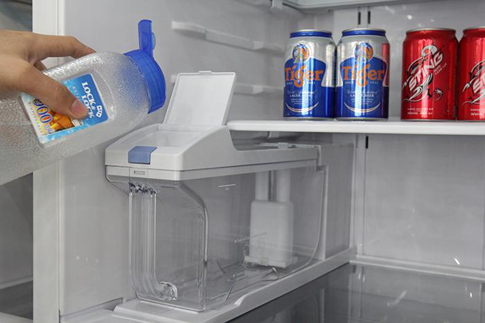 Sử dụng chức năng làm đá tự động trên tủ lạnh Hitachi