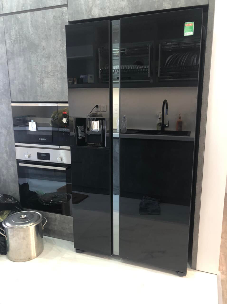 Tủ lạnh Hitachi có cần chân đế không?