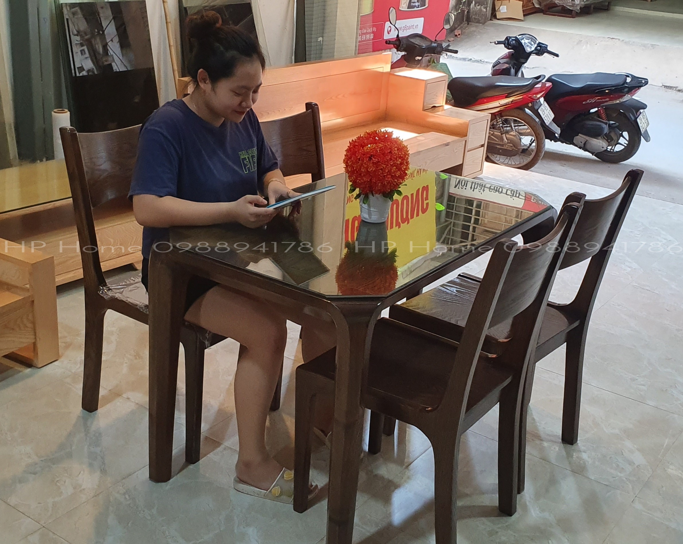Bàn ăn mặt gỗ kèm kính 4 ghế gỗ sồi