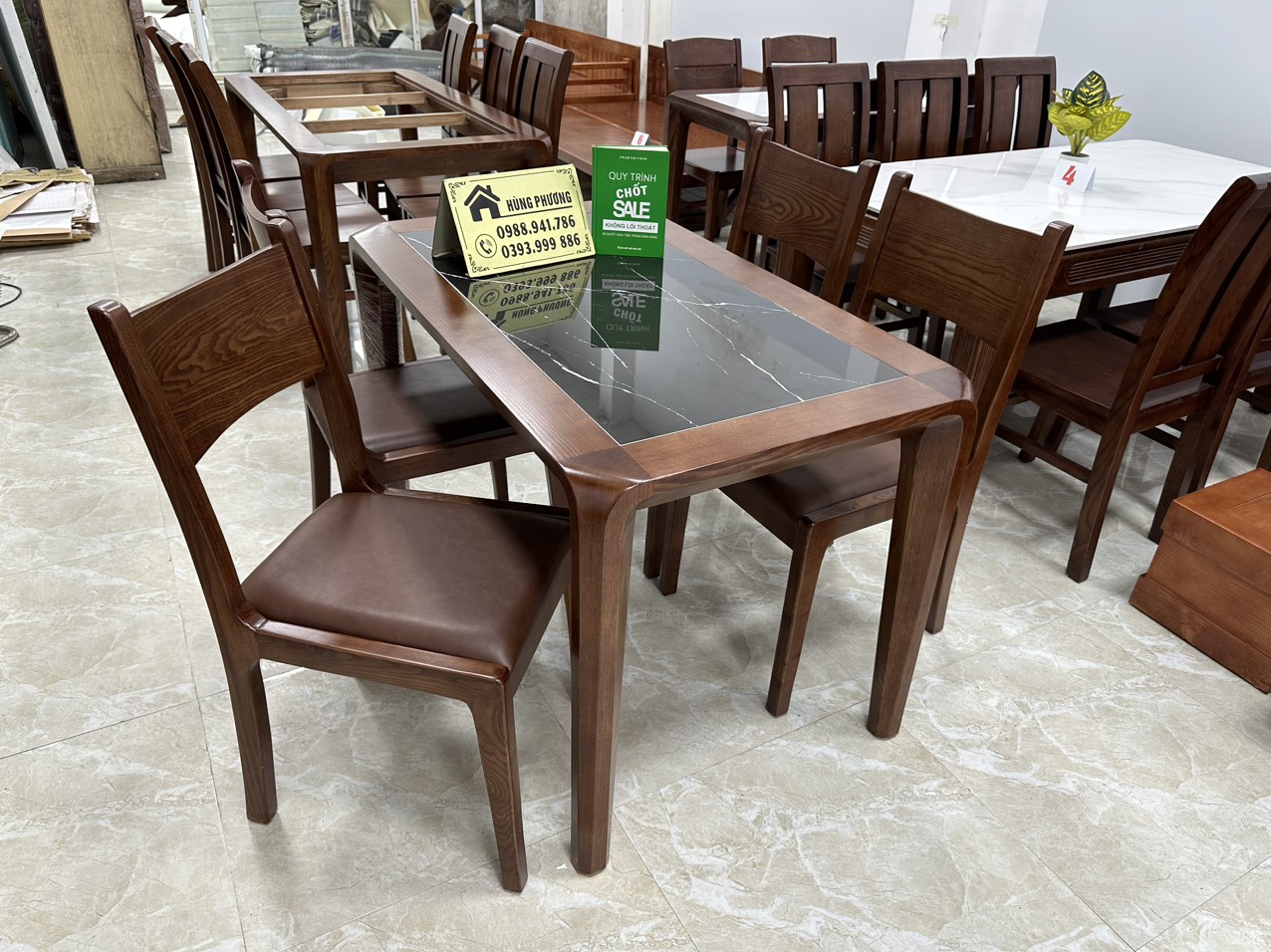 Bàn ăn đá đen 4 ghế một lá bọc đệm