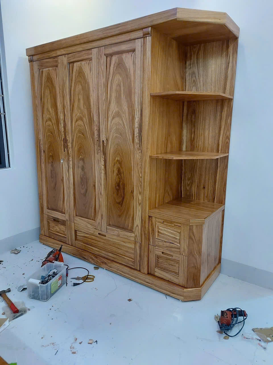 Tủ hương xám kèm cục trang trí