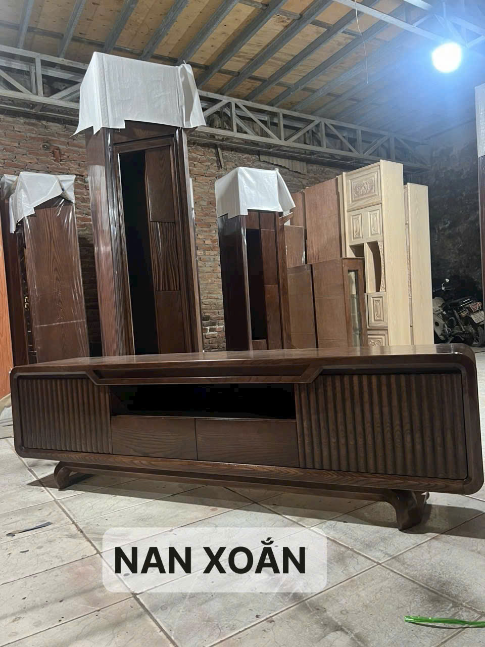 Kệ tivi nan xoắn hiện đại