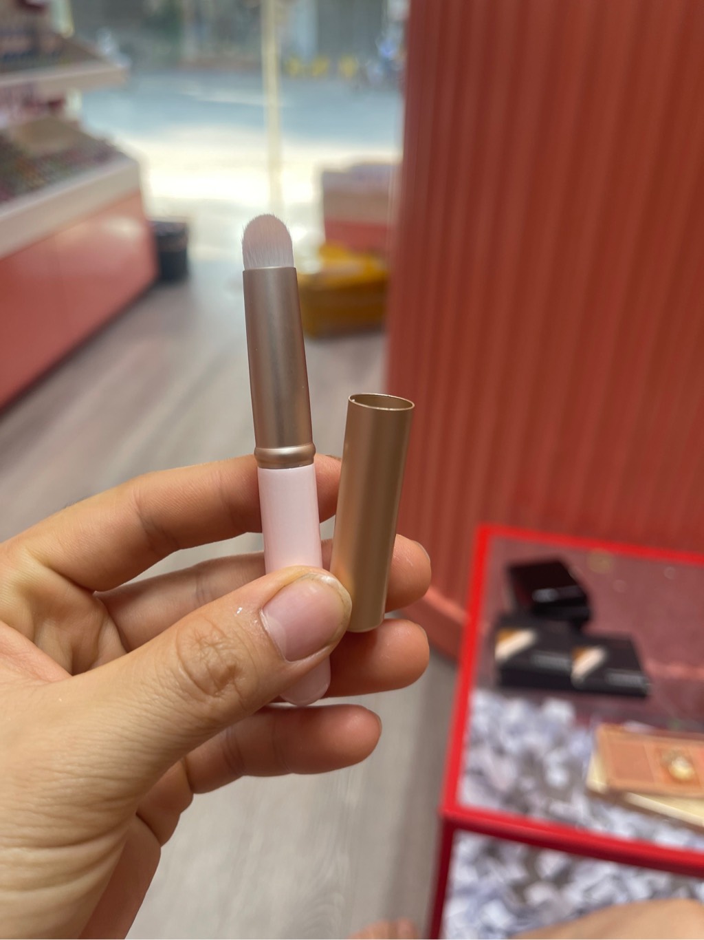 Cọ môi có nắp