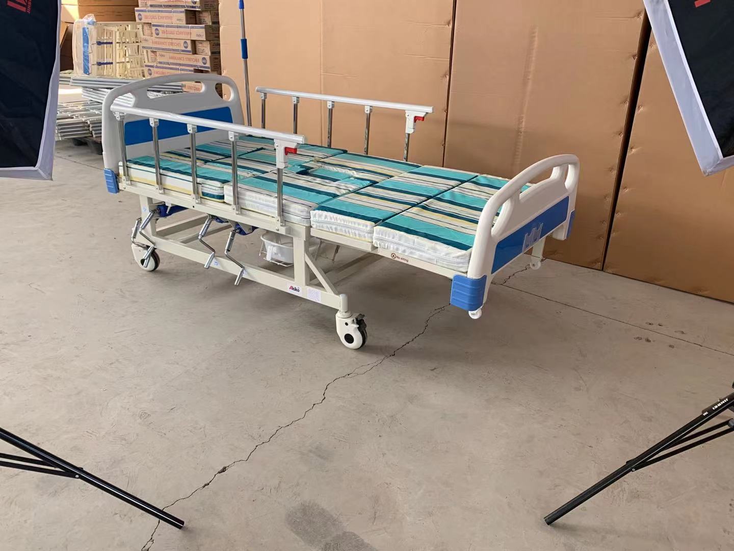 giường y tế đa năng 4 tay quay Akiko A85