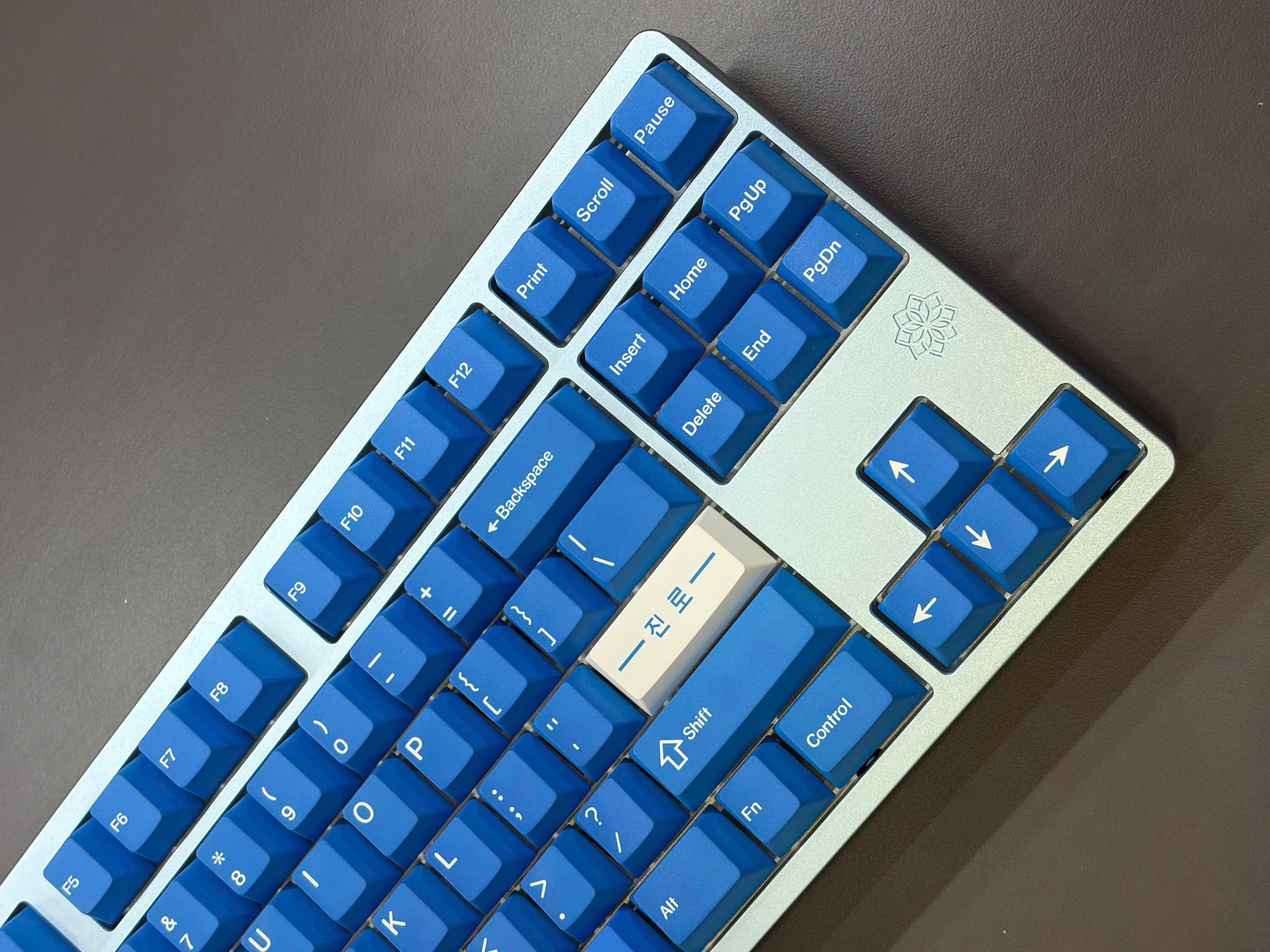 [Prebuilt by Sói] Molly80 Keyboard Kit - Anod Blue WK - Logo - Tạ hoa văn - KC Walker Soju - Gateron Strawberry Smoothie