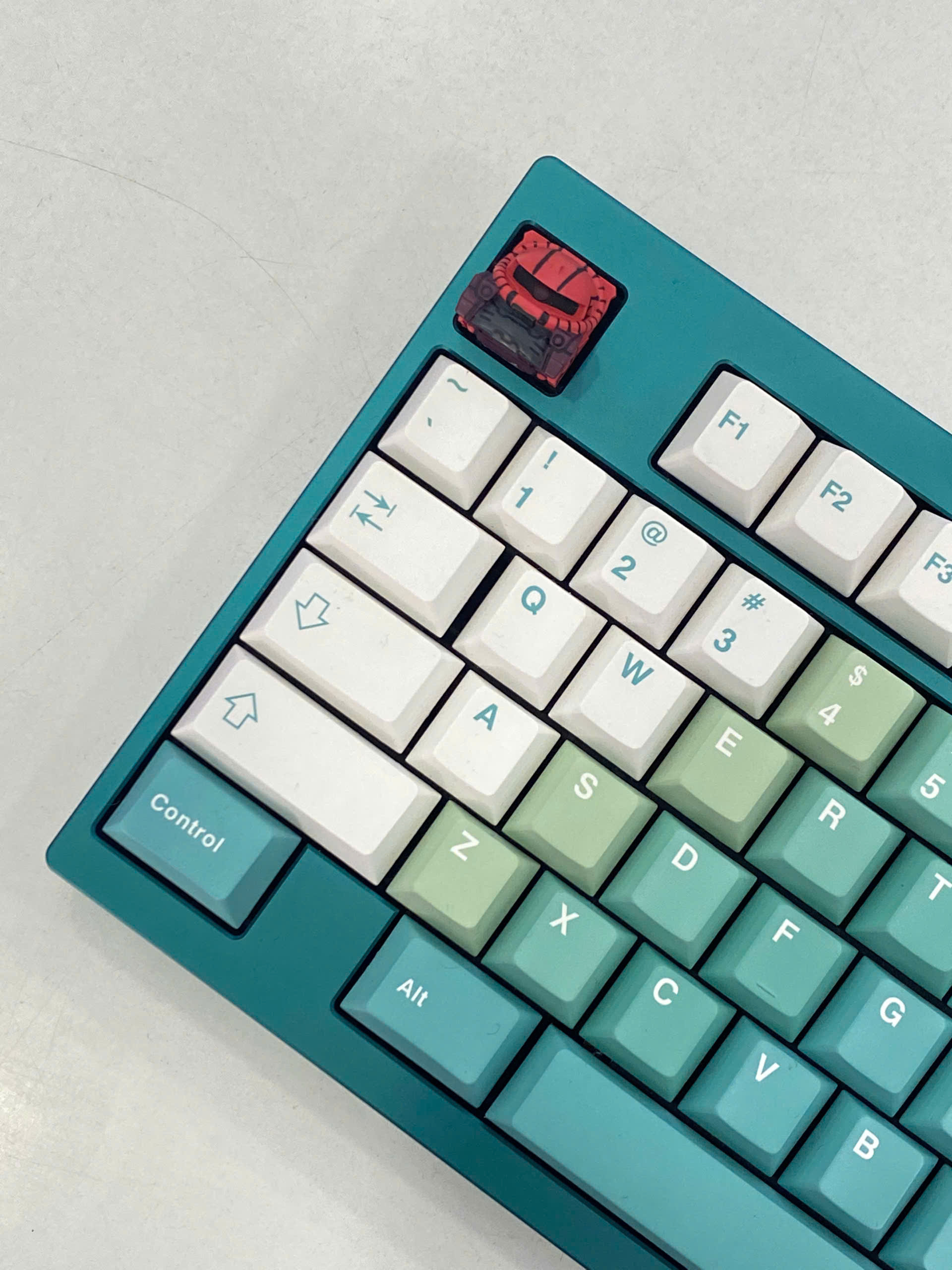 Keycap Lobo Artisan Gundam Zaku đỏ (Hàng thanh lý)