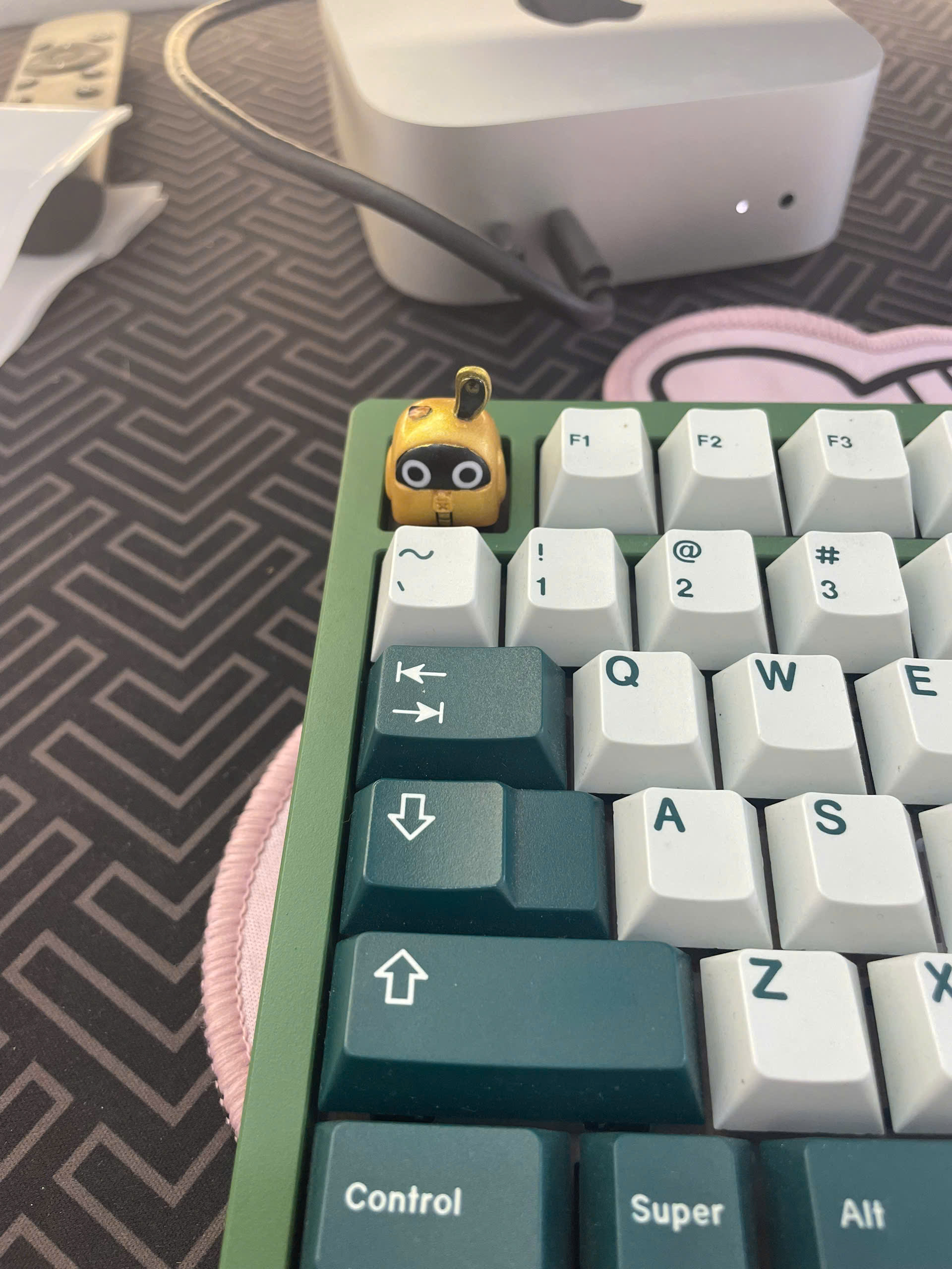 Keycap Lobo Artisan Zenless Zone Zero Bangboo - Bangboo golden đứng (Hàng thanh lý)