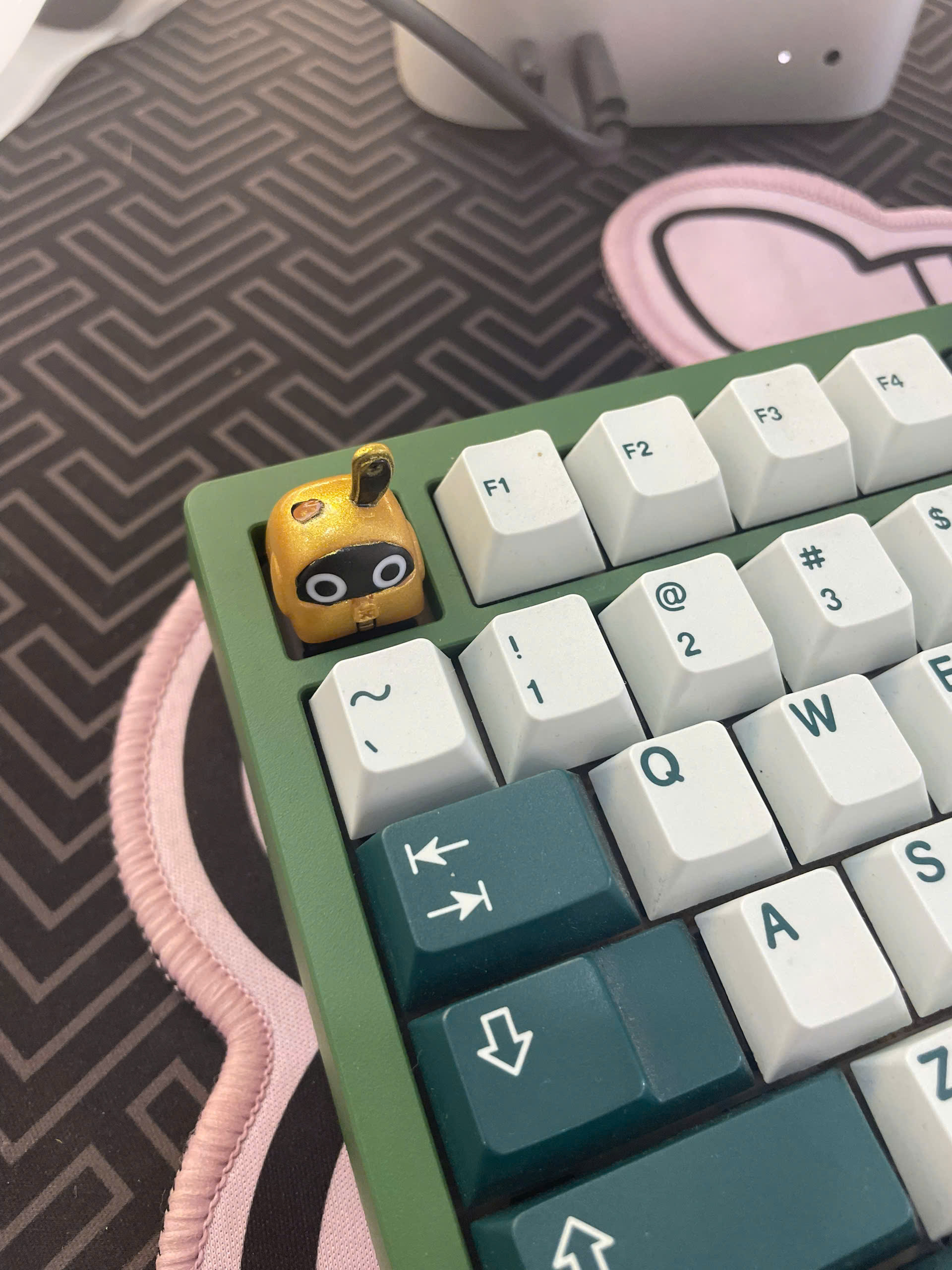 Keycap Lobo Artisan Zenless Zone Zero Bangboo - Bangboo golden đứng (Hàng thanh lý)