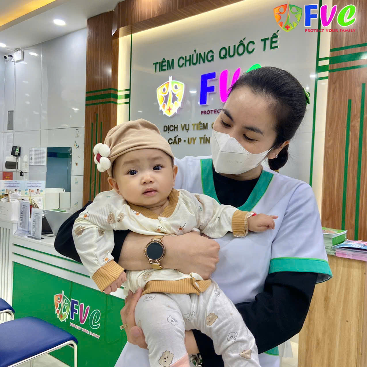 MẸ ĐANG CHO CON BÚ TIÊM VẮC XIN CÚM AN TOÀN VÀ KHÔNG ẢNH HƯỞNG ĐẾN SỮA