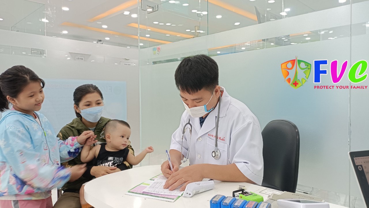 Các cách giúp xoa dịu cơn đau khi tiêm phòng cho trẻ