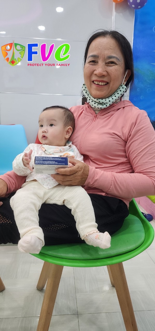 Giải đáp trẻ 3 tháng mới tiêm mũi 5 trong 1 đầu tiên có sao không