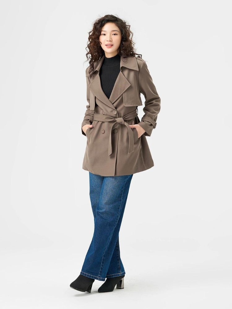Phối áo măng tô nữ với quần jean
