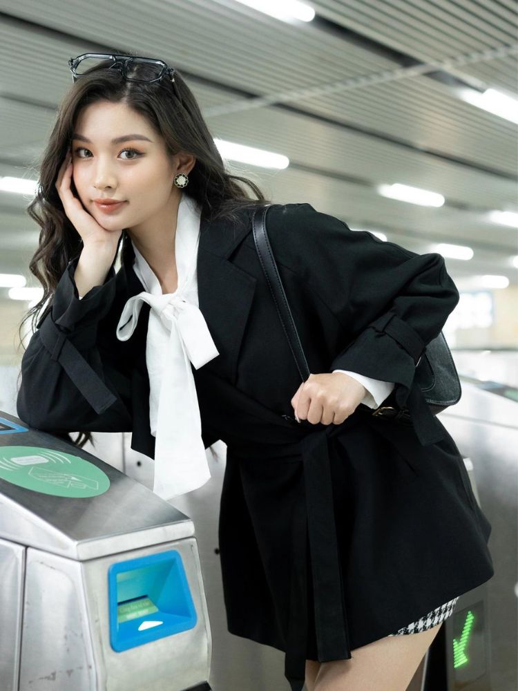 Phối áo măng tô nữ với áo sơ mi