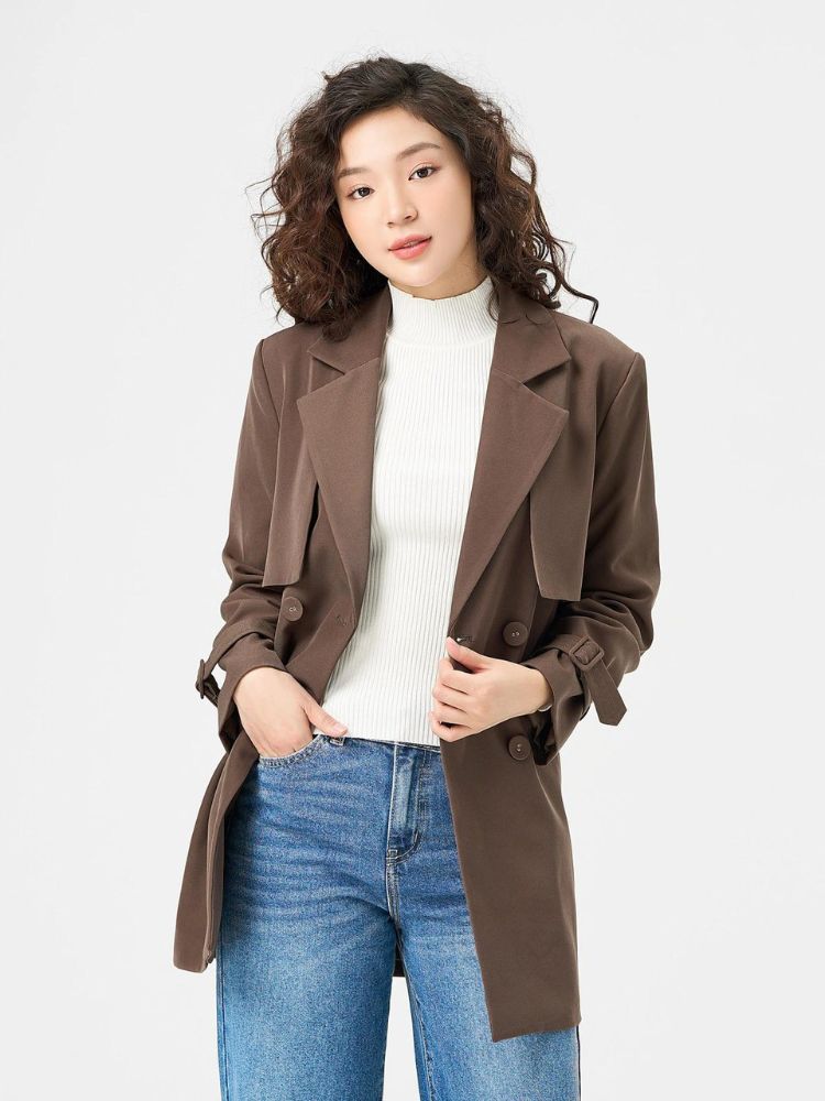 Phối áo măng tô nữ với áo cổ lọ