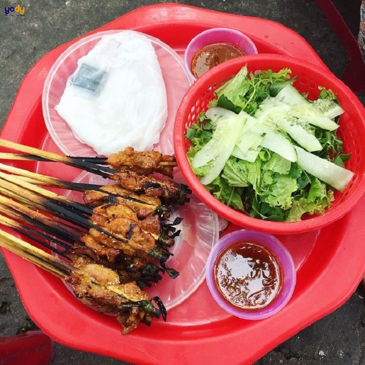 Bánh ướt cuốn thịt nướng
