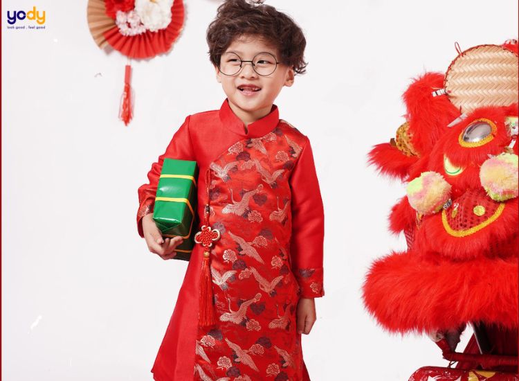Áo dài gấm lụa đỏ chỉ vàng
