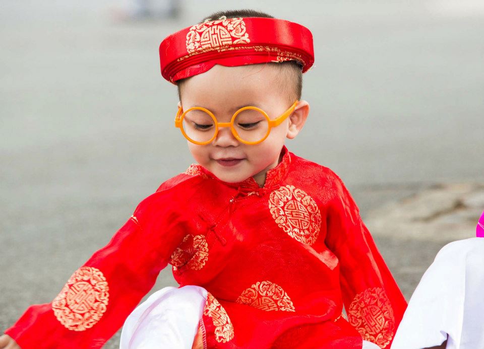 Áo dài truyền thống với khăn đóng