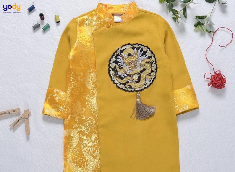 Áo dài thường sử dụng chất liệu lụa hoặc gấm