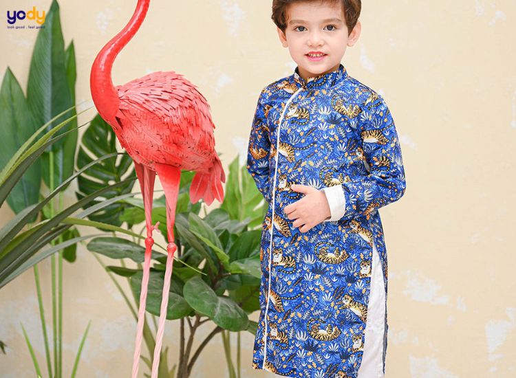 Áo dài gấm chiện hai tà