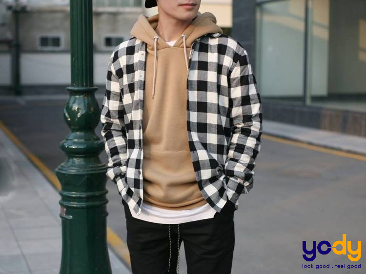  Phối áo sơ mi flannel với áo hoodie