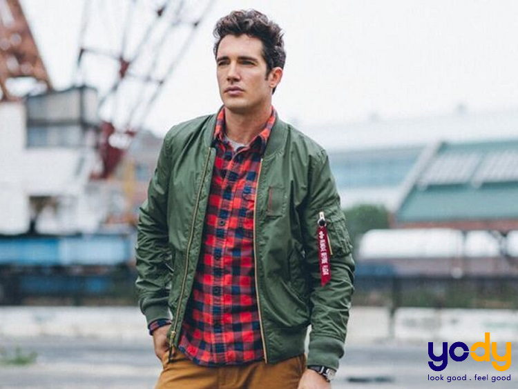  Phối áo sơ mi flannel với áo khoác cá tính