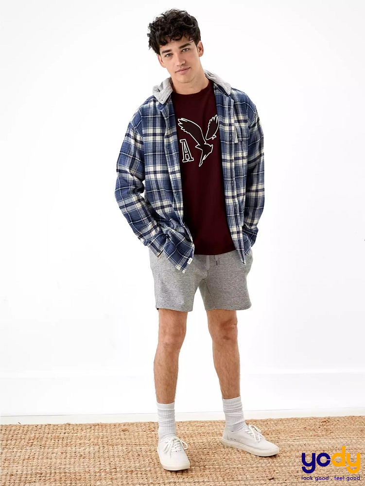  Năng động với cách phối quần short với áo flannel