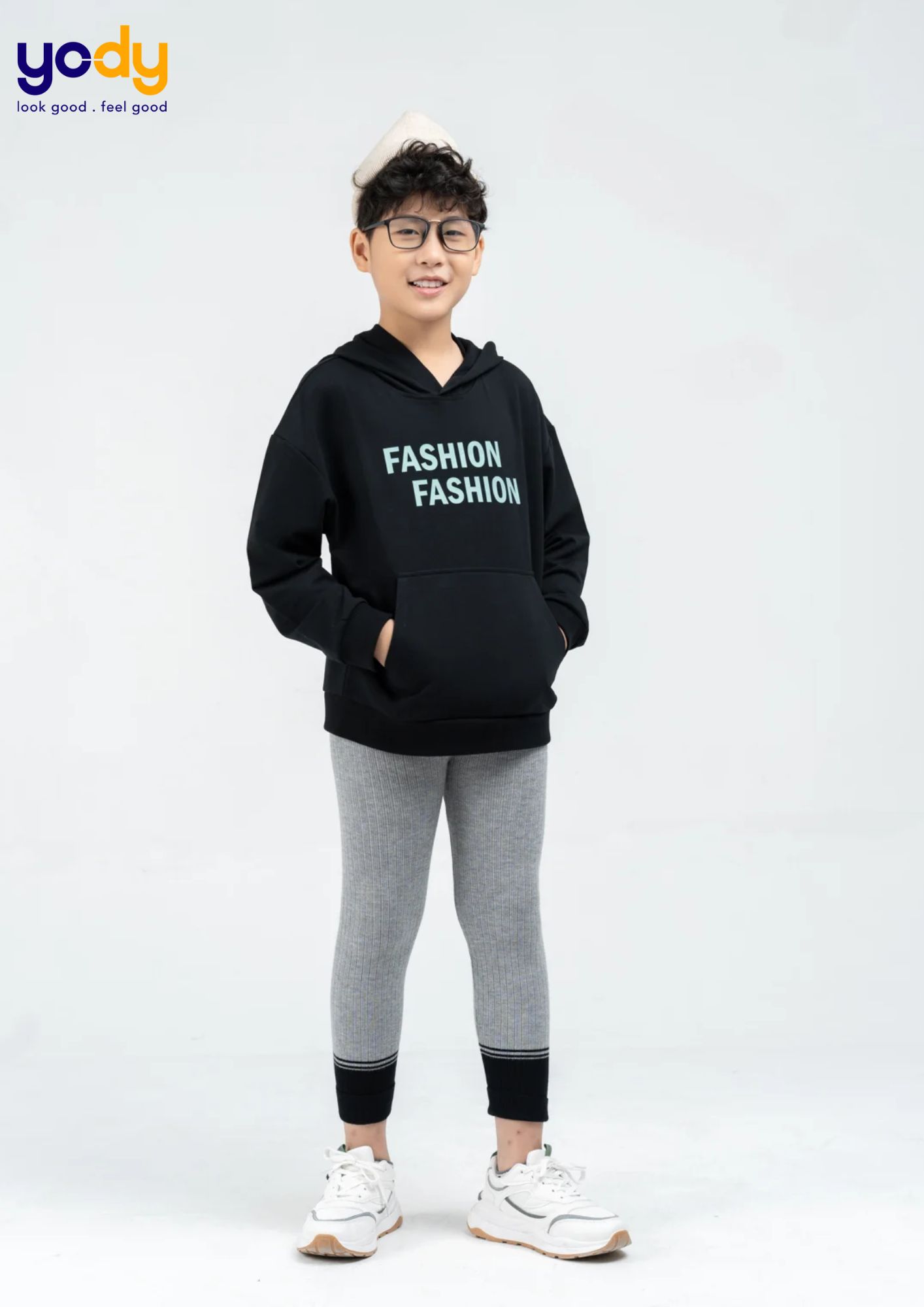 Quần legging trong cách phối đồ với áo hoodie trẻ em