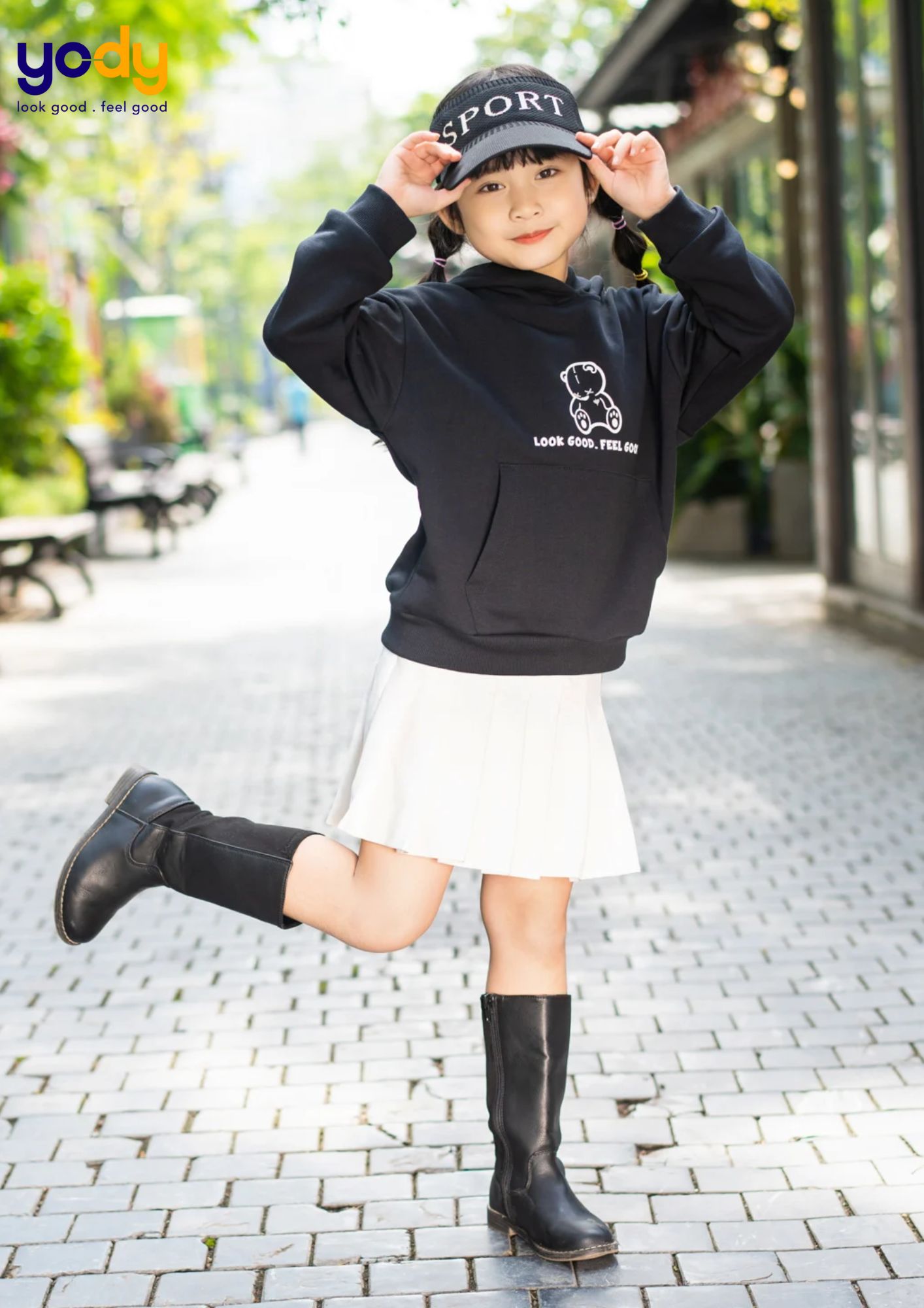 Điệu đà trong cách phối đồ với hoodie trẻ em cùng chân váy